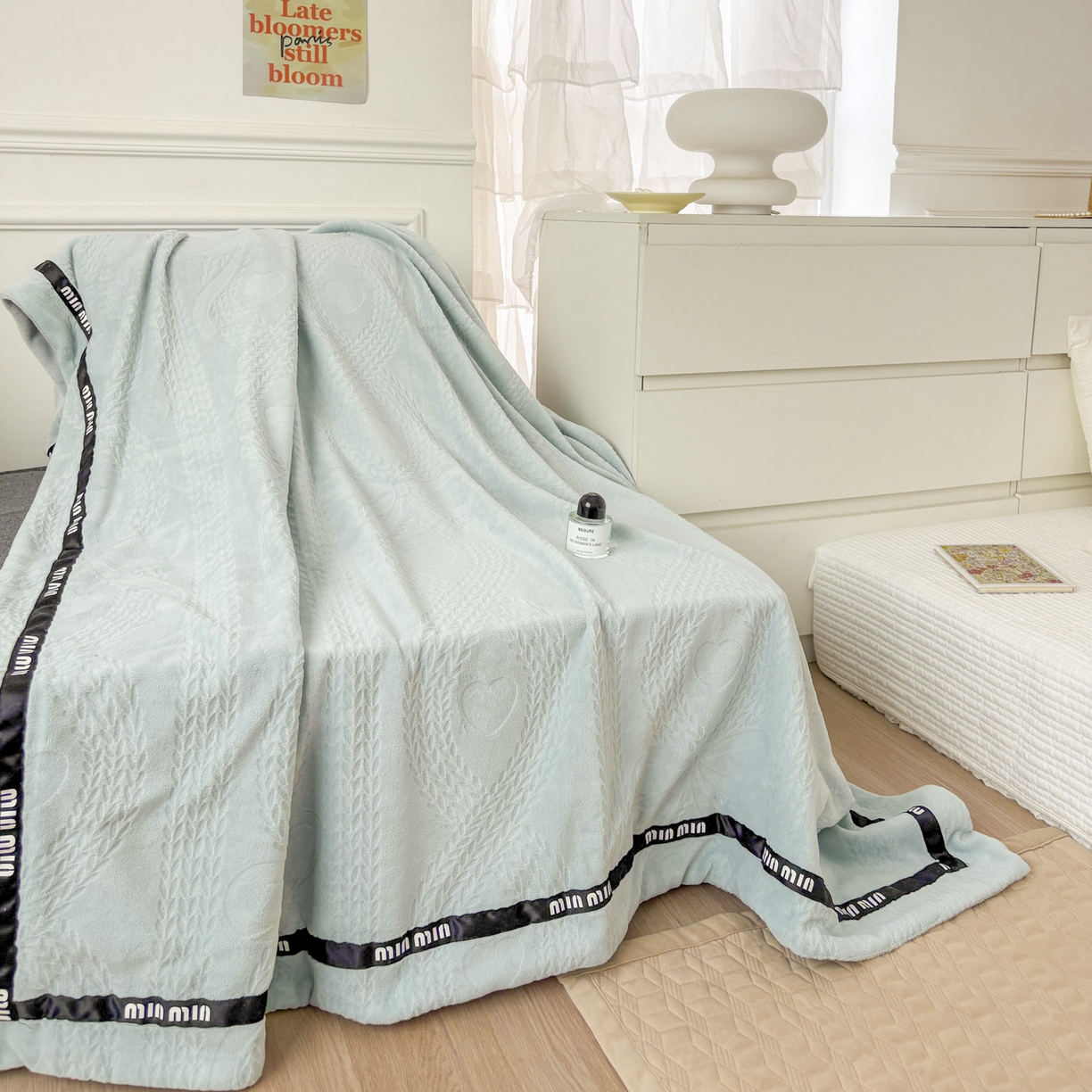 91家纺网 家纺一手货源 找家纺 悦织湾家纺 2025新款雕花牛奶绒压线毛毯轻奢时尚高品盖毯办公室午睡沙发休闲毯子跨境专供外贸 柔缦雕花-水蓝