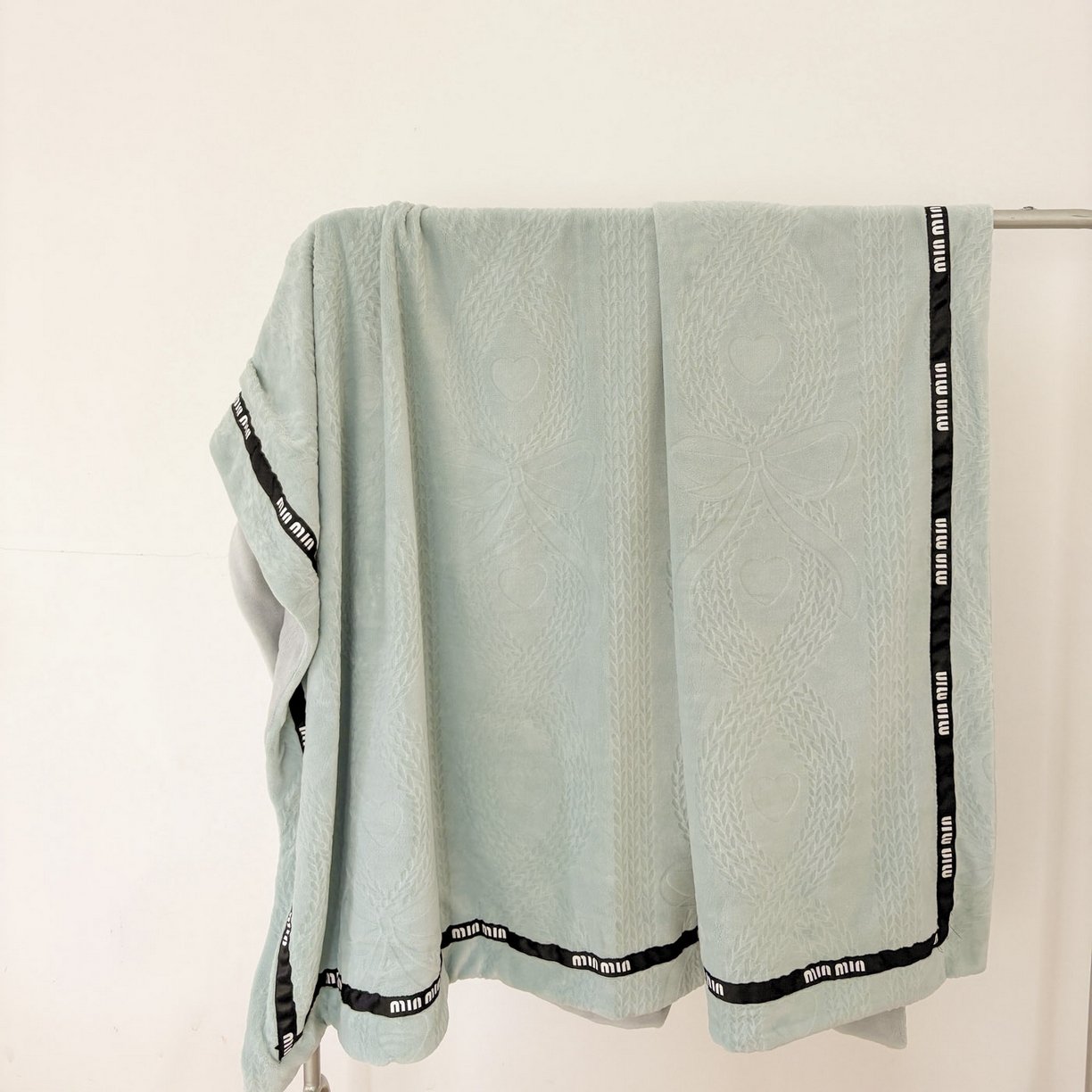 91家纺网 家纺一手货源 找家纺 悦织湾家纺 2025新款雕花牛奶绒压线毛毯轻奢时尚高品盖毯办公室午睡沙发休闲毯子跨境专供外贸 柔缦雕花-水蓝