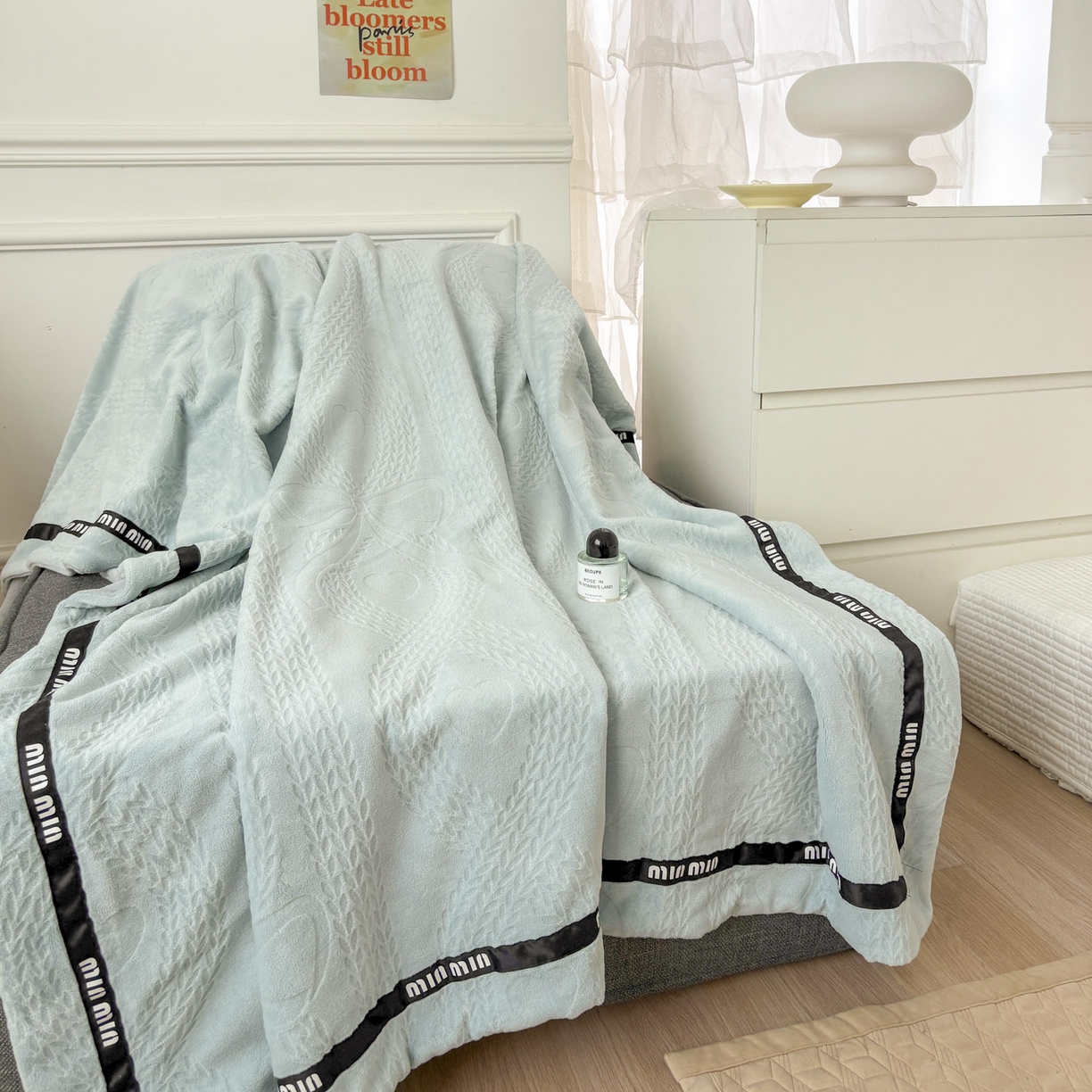 91家纺网 家纺一手货源 找家纺 悦织湾家纺 2025新款雕花牛奶绒压线毛毯轻奢时尚高品盖毯办公室午睡沙发休闲毯子跨境专供外贸 柔缦雕花-水蓝