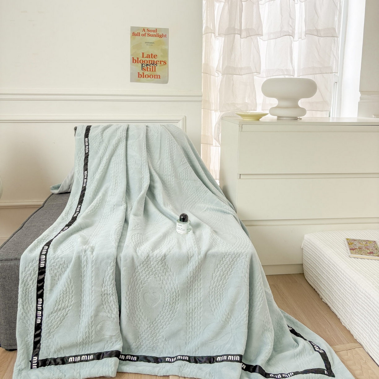 91家纺网 家纺一手货源 找家纺 悦织湾家纺 2025新款雕花牛奶绒压线毛毯轻奢时尚高品盖毯办公室午睡沙发休闲毯子跨境专供外贸 柔缦雕花-水蓝