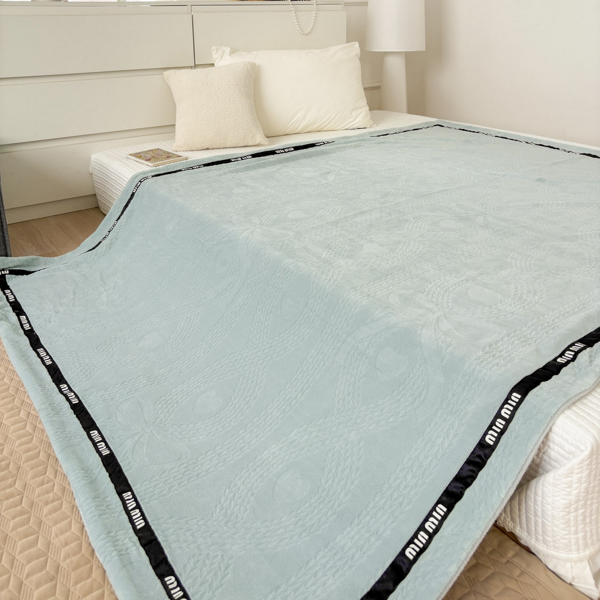 91家纺网 家纺一手货源 找家纺 悦织湾家纺 2025新款雕花牛奶绒压线毛毯轻奢时尚高品盖毯办公室午睡沙发休闲毯子跨境专供外贸 柔缦雕花-水蓝