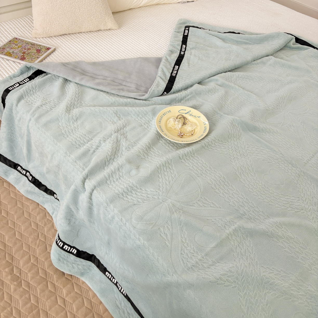 91家纺网 家纺一手货源 找家纺 悦织湾家纺 2025新款雕花牛奶绒压线毛毯轻奢时尚高品盖毯办公室午睡沙发休闲毯子跨境专供外贸 柔缦雕花-水蓝