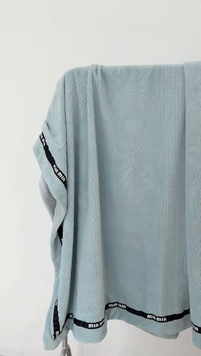 91家纺网 家纺一手货源 找家纺 悦织湾家纺 2025新款雕花牛奶绒压线毛毯轻奢时尚高品盖毯办公室午睡沙发休闲毯子跨境专供外贸 柔缦雕花-水蓝