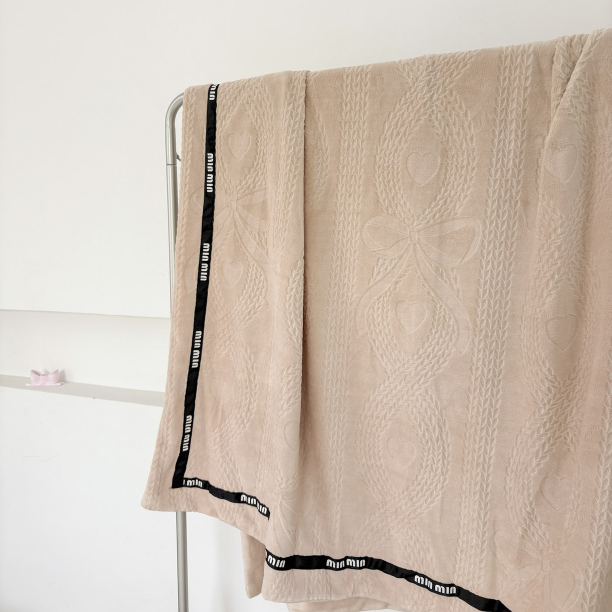 91家纺网 家纺一手货源 找家纺 悦织湾家纺 2025新款雕花牛奶绒压线毛毯轻奢时尚高品盖毯办公室午睡沙发休闲毯子跨境专供外贸 柔缦雕花-玉色