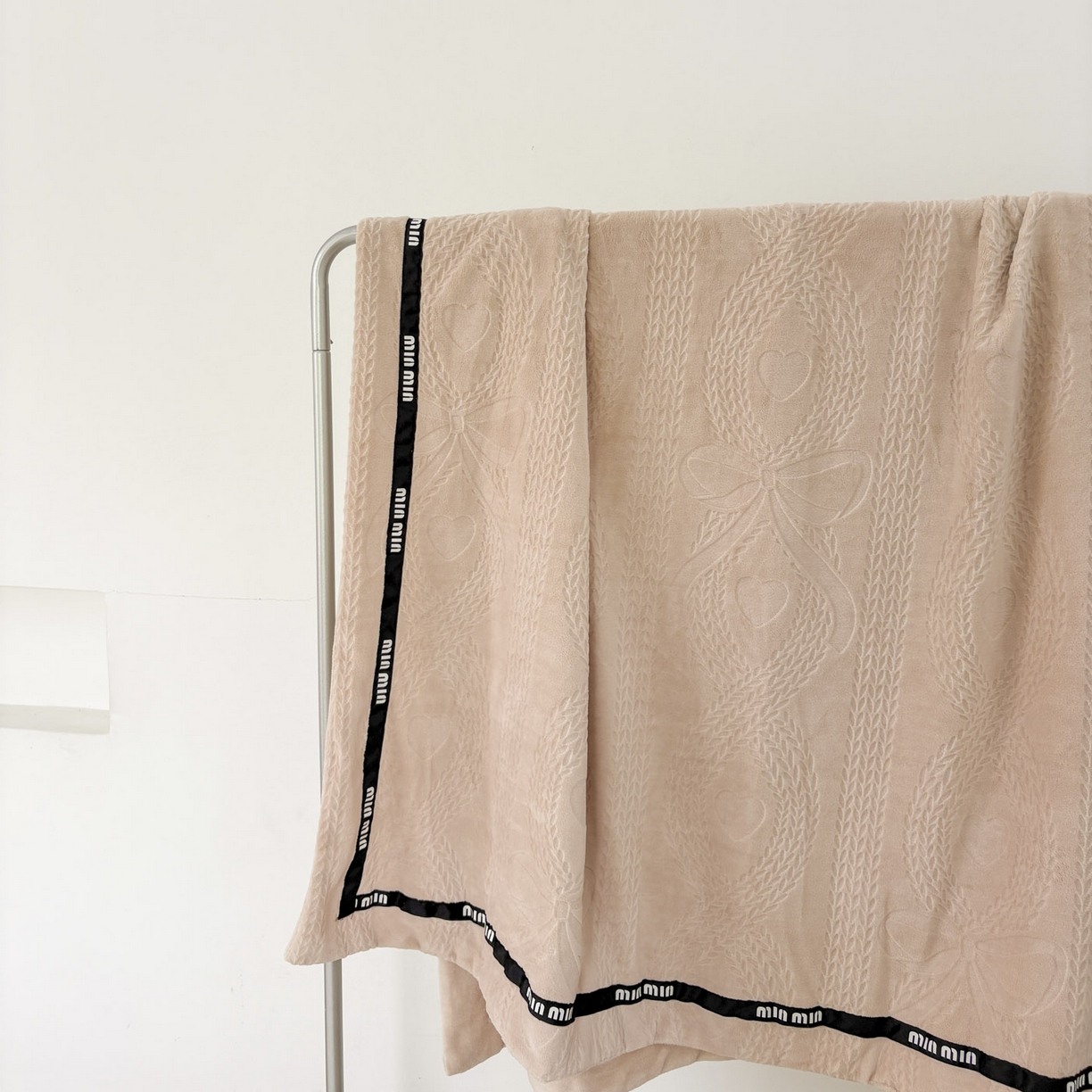 91家纺网 家纺一手货源 找家纺 悦织湾家纺 2025新款雕花牛奶绒压线毛毯轻奢时尚高品盖毯办公室午睡沙发休闲毯子跨境专供外贸 柔缦雕花-玉色