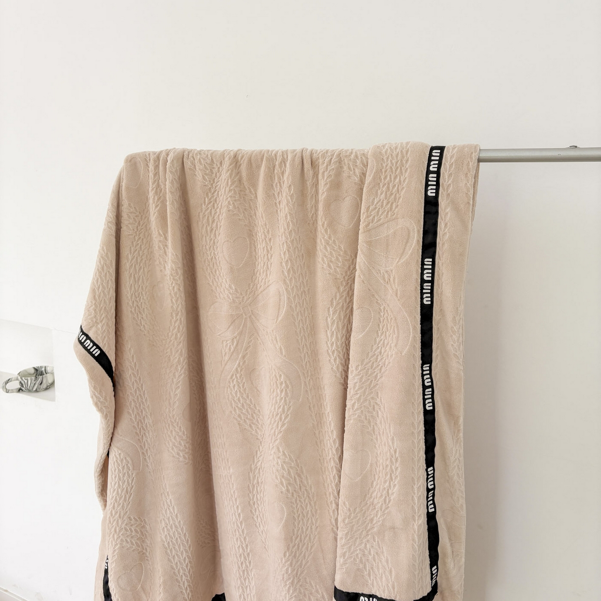 91家纺网 家纺一手货源 找家纺 悦织湾家纺 2025新款雕花牛奶绒压线毛毯轻奢时尚高品盖毯办公室午睡沙发休闲毯子跨境专供外贸 柔缦雕花-玉色