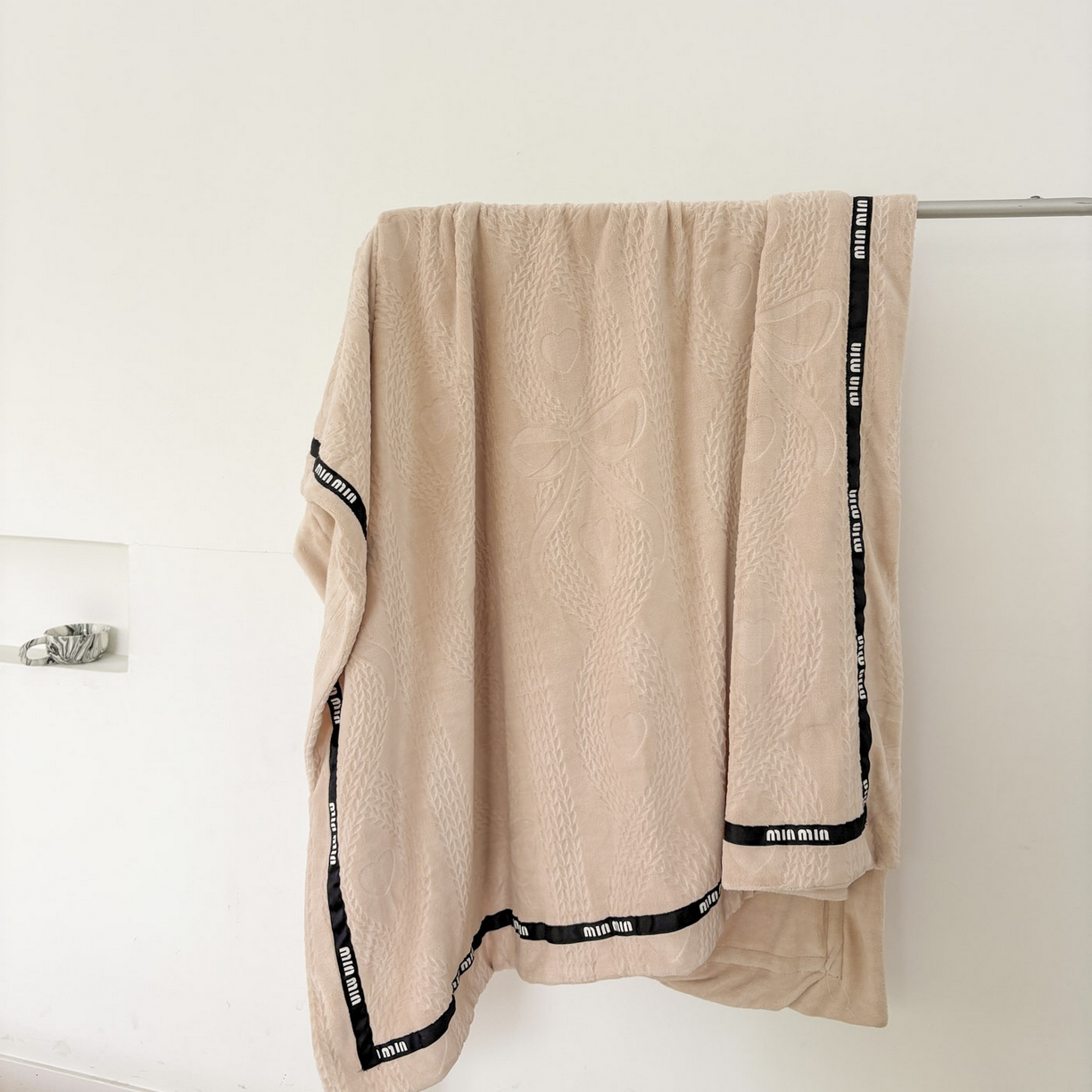 91家纺网 家纺一手货源 找家纺 悦织湾家纺 2025新款雕花牛奶绒压线毛毯轻奢时尚高品盖毯办公室午睡沙发休闲毯子跨境专供外贸 柔缦雕花-玉色