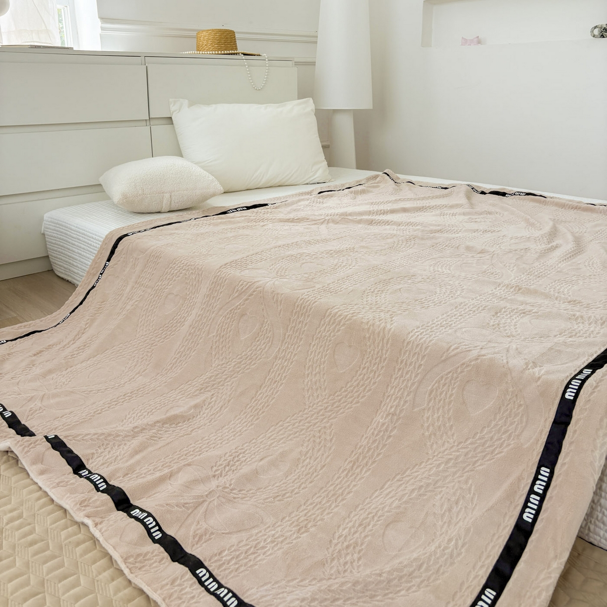 91家纺网 家纺一手货源 找家纺 悦织湾家纺 2025新款雕花牛奶绒压线毛毯轻奢时尚高品盖毯办公室午睡沙发休闲毯子跨境专供外贸 柔缦雕花-玉色