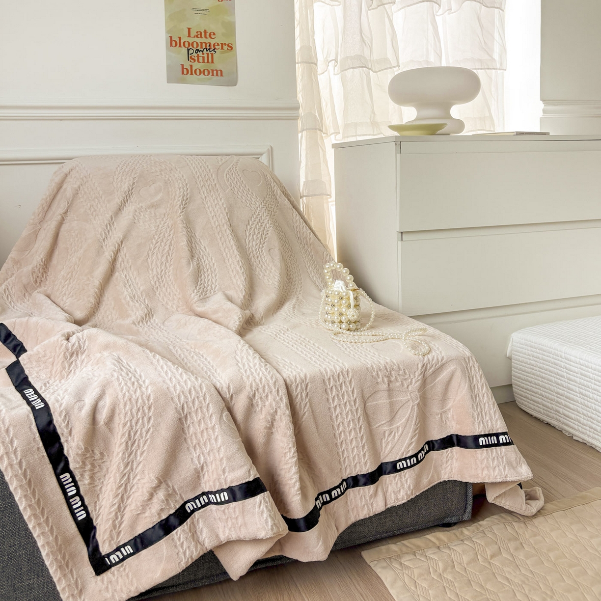 91家纺网 家纺一手货源 找家纺 悦织湾家纺 2025新款雕花牛奶绒压线毛毯轻奢时尚高品盖毯办公室午睡沙发休闲毯子跨境专供外贸 柔缦雕花-玉色