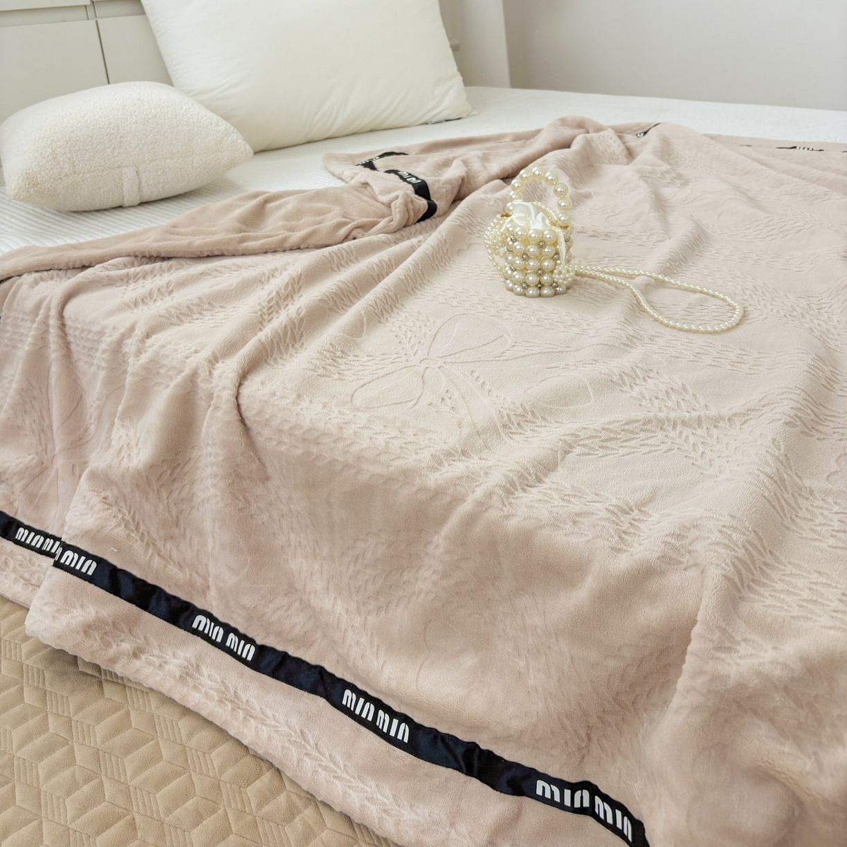 91家纺网 家纺一手货源 找家纺 悦织湾家纺 2025新款雕花牛奶绒压线毛毯轻奢时尚高品盖毯办公室午睡沙发休闲毯子跨境专供外贸 柔缦雕花-玉色