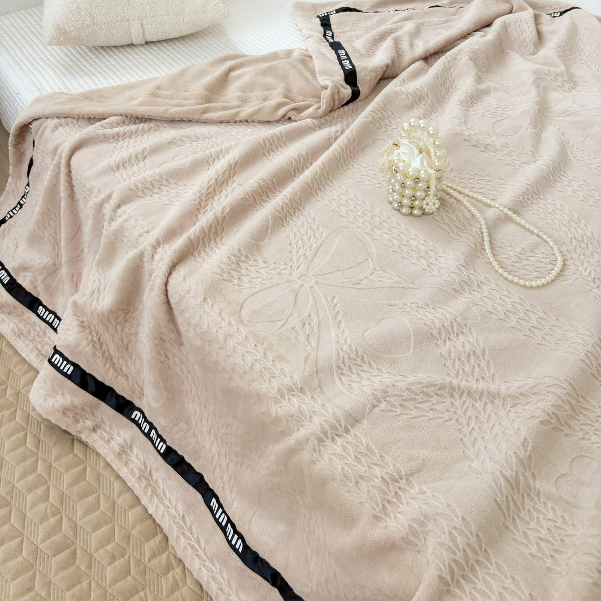 91家纺网 家纺一手货源 找家纺 悦织湾家纺 2025新款雕花牛奶绒压线毛毯轻奢时尚高品盖毯办公室午睡沙发休闲毯子跨境专供外贸 柔缦雕花-玉色