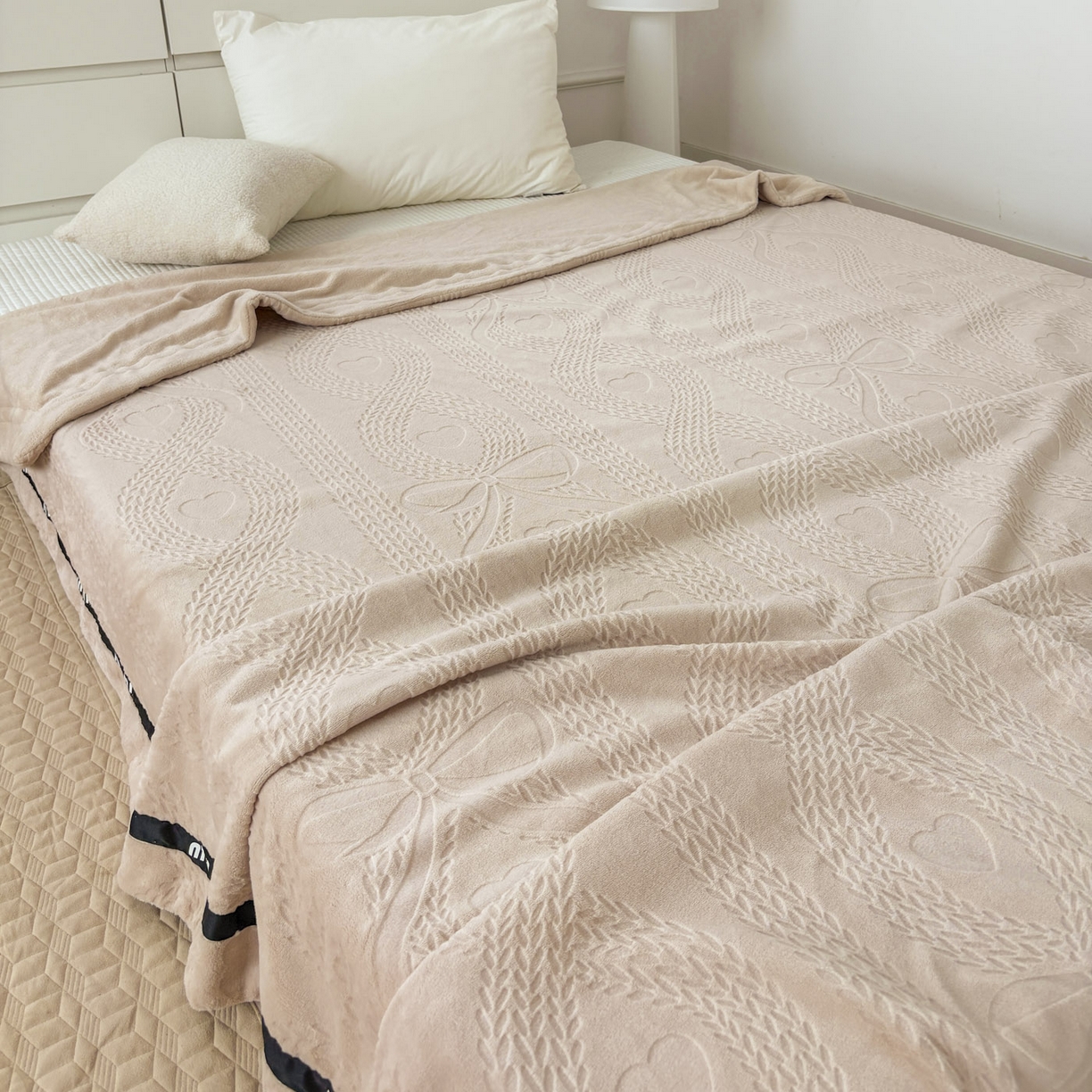 91家纺网 家纺一手货源 找家纺 悦织湾家纺 2025新款雕花牛奶绒压线毛毯轻奢时尚高品盖毯办公室午睡沙发休闲毯子跨境专供外贸 柔缦雕花-玉色