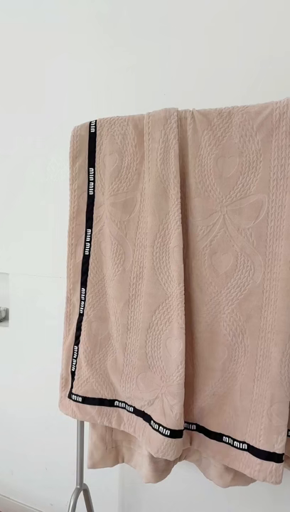 91家纺网 家纺一手货源 找家纺 悦织湾家纺 2025新款雕花牛奶绒压线毛毯轻奢时尚高品盖毯办公室午睡沙发休闲毯子跨境专供外贸 柔缦雕花-玉色