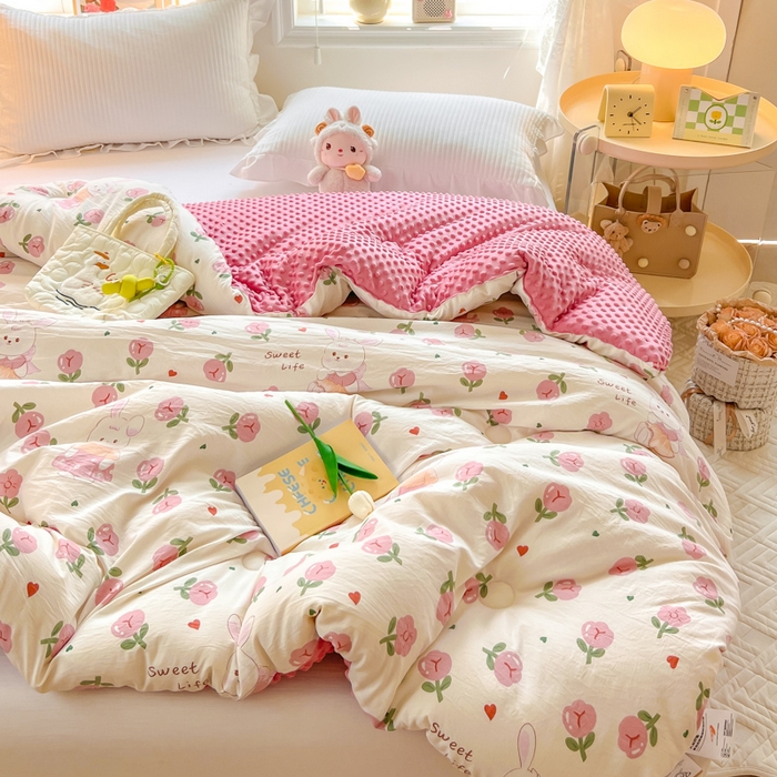 91家纺网 家纺一手货源 找家纺 鸿羽樱家纺《原伊菲晓》 2025新款水洗棉双层纱豆豆被加绒被子被芯直播豆豆绒被被子被芯冬被春秋被 曼塔玫瑰