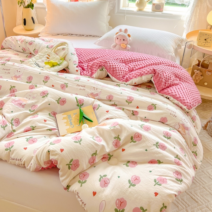 91家纺网 家纺一手货源 找家纺 鸿羽樱家纺《原伊菲晓》 2025新款水洗棉双层纱豆豆被加绒被子被芯直播豆豆绒被被子被芯冬被春秋被 曼塔玫瑰