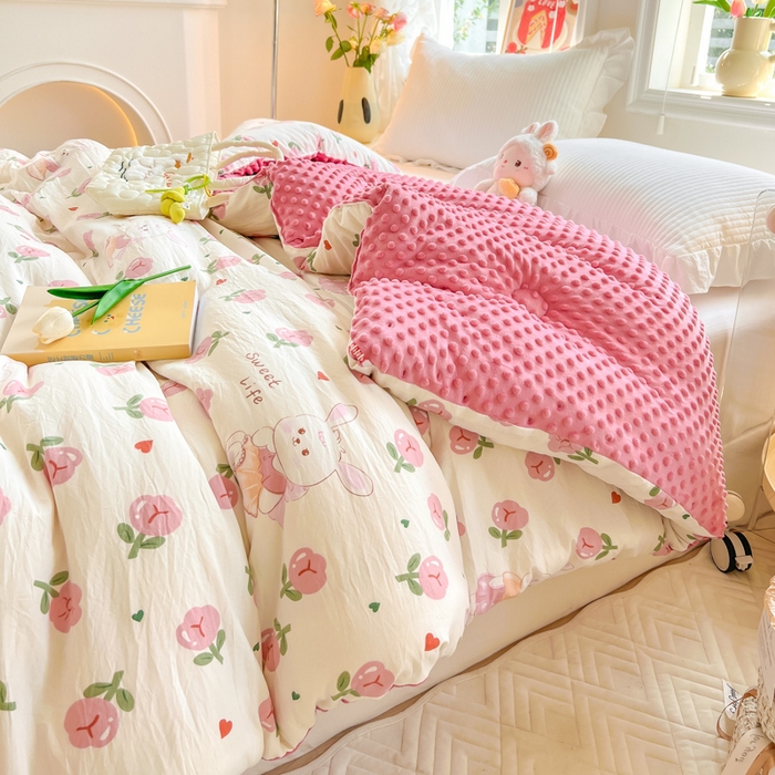 91家纺网 家纺一手货源 找家纺 鸿羽樱家纺《原伊菲晓》 2025新款水洗棉双层纱豆豆被加绒被子被芯直播豆豆绒被被子被芯冬被春秋被 曼塔玫瑰