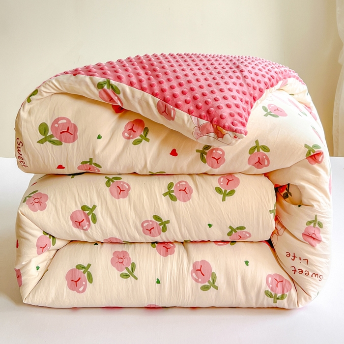 91家纺网 家纺一手货源 找家纺 鸿羽樱家纺《原伊菲晓》 2025新款水洗棉双层纱豆豆被加绒被子被芯直播豆豆绒被被子被芯冬被春秋被 曼塔玫瑰