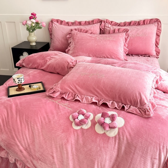 91家纺网 家纺一手货源 找家纺 恋尚羽家纺 2025新款韩版花边婴儿绒大床盖四件套宝宝绒婴肤绒公主风韩式盘花四件套 豆沙