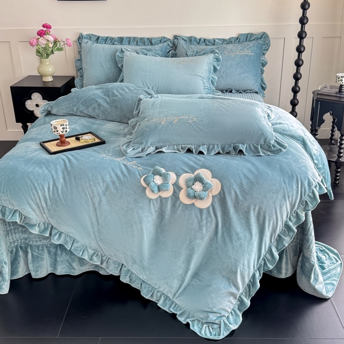 91家纺网 家纺一手货源 找家纺 恋尚羽家纺 2025新款韩版花边婴儿绒大床盖四件套宝宝绒婴肤绒公主风韩式盘花四件套 湖蓝色