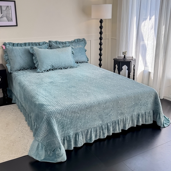 91家纺网 家纺一手货源 找家纺 恋尚羽家纺 2025新款韩版花边婴儿绒大床盖四件套宝宝绒婴肤绒公主风韩式盘花四件套 湖蓝色