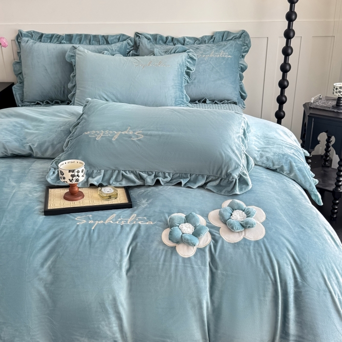 91家纺网 家纺一手货源 找家纺 恋尚羽家纺 2025新款韩版花边婴儿绒大床盖四件套宝宝绒婴肤绒公主风韩式盘花四件套 湖蓝色