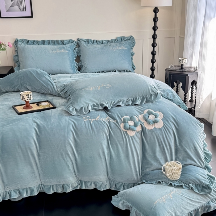 91家纺网 家纺一手货源 找家纺 恋尚羽家纺 2025新款韩版花边婴儿绒大床盖四件套宝宝绒婴肤绒公主风韩式盘花四件套 湖蓝色