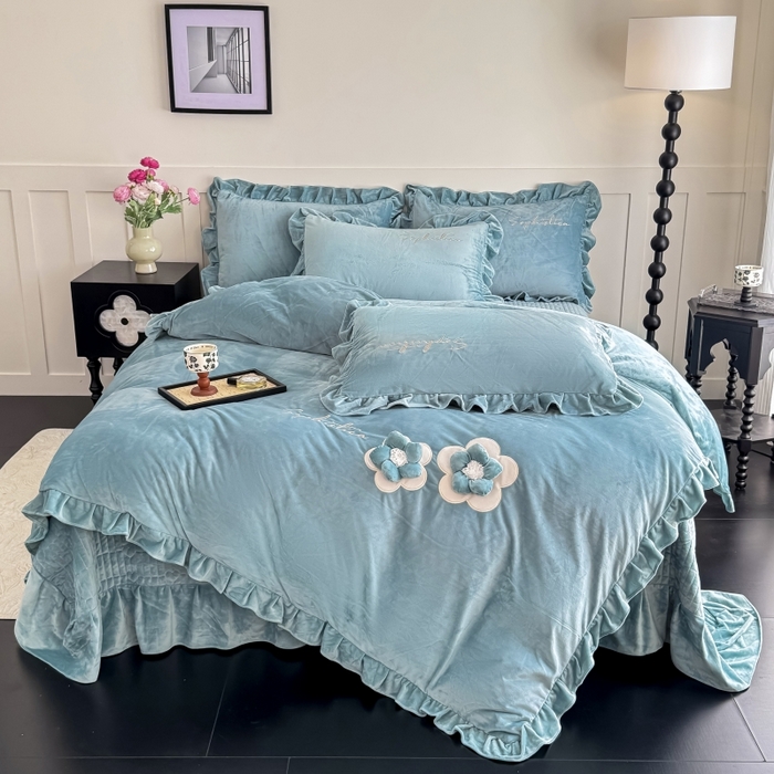 91家纺网 家纺一手货源 找家纺 恋尚羽家纺 2025新款韩版花边婴儿绒大床盖四件套宝宝绒婴肤绒公主风韩式盘花四件套 湖蓝色