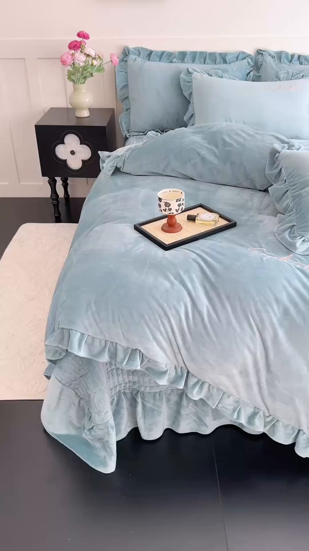 91家纺网 家纺一手货源 找家纺 恋尚羽家纺 2025新款韩版花边婴儿绒大床盖四件套宝宝绒婴肤绒公主风韩式盘花四件套 湖蓝色