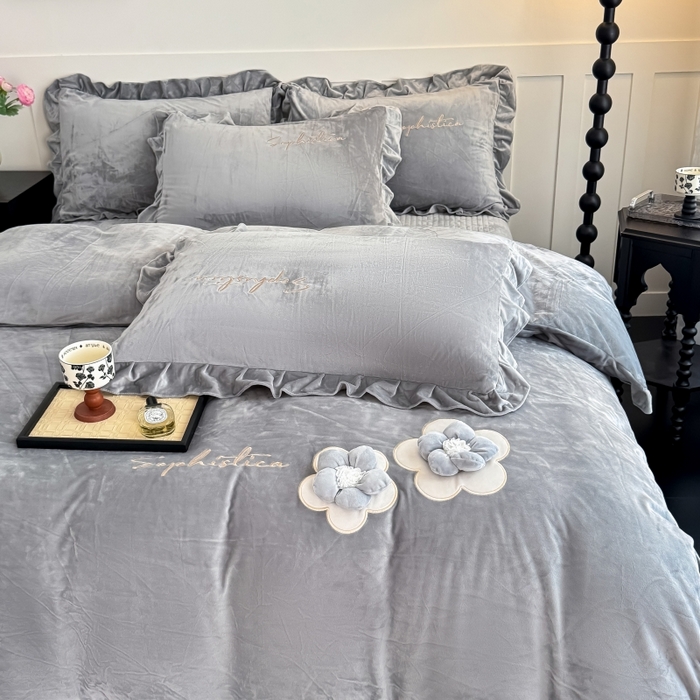 91家纺网 家纺一手货源 找家纺 恋尚羽家纺 2025新款韩版花边婴儿绒大床盖四件套宝宝绒婴肤绒公主风韩式盘花四件套 灰色