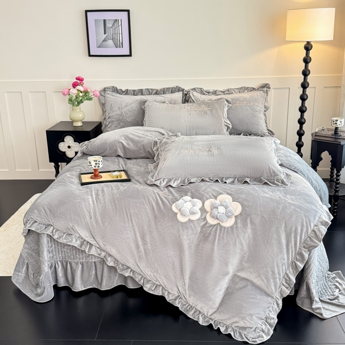 91家纺网 家纺一手货源 找家纺 恋尚羽家纺 2025新款韩版花边婴儿绒大床盖四件套宝宝绒婴肤绒公主风韩式盘花四件套 灰色