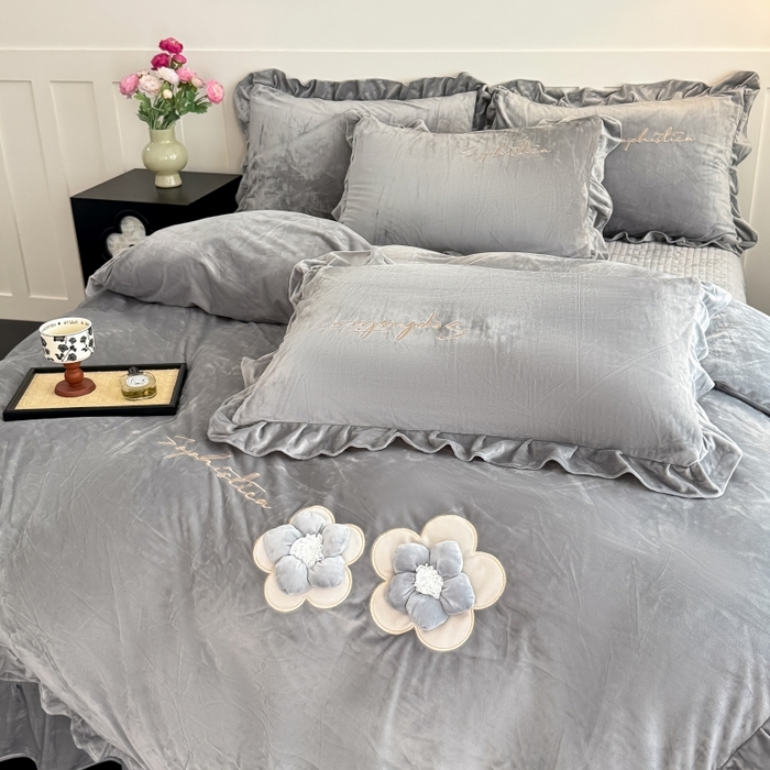 91家纺网 家纺一手货源 找家纺 恋尚羽家纺 2025新款韩版花边婴儿绒大床盖四件套宝宝绒婴肤绒公主风韩式盘花四件套 灰色