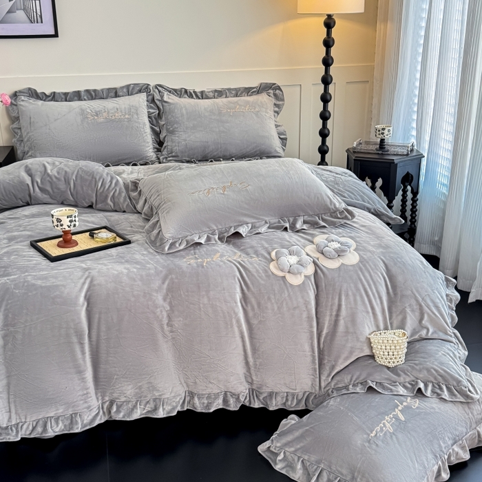 91家纺网 家纺一手货源 找家纺 恋尚羽家纺 2025新款韩版花边婴儿绒大床盖四件套宝宝绒婴肤绒公主风韩式盘花四件套 灰色