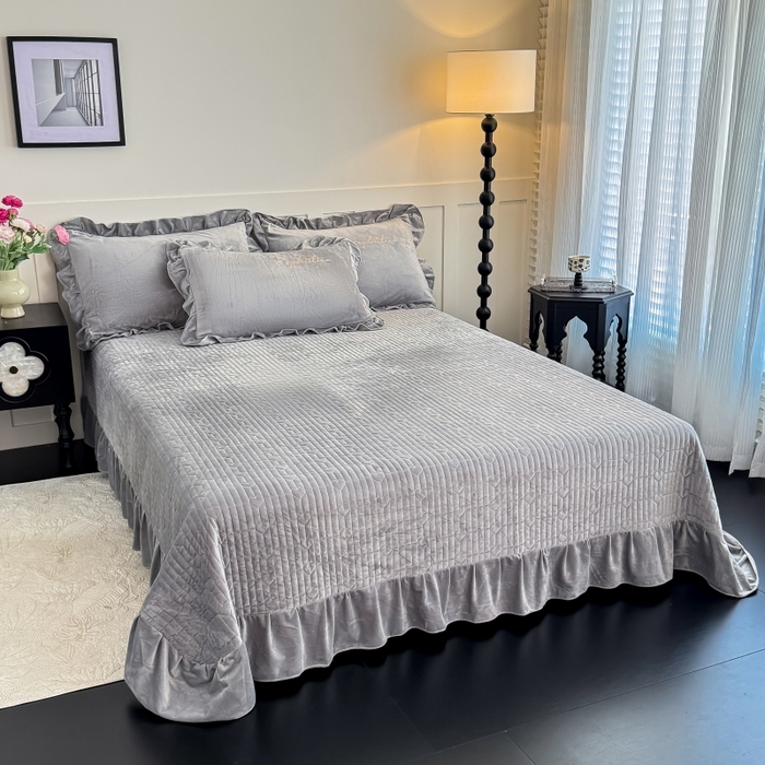 91家纺网 家纺一手货源 找家纺 恋尚羽家纺 2025新款韩版花边婴儿绒大床盖四件套宝宝绒婴肤绒公主风韩式盘花四件套 灰色