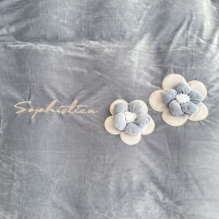 91家纺网 家纺一手货源 找家纺 恋尚羽家纺 2025新款韩版花边婴儿绒大床盖四件套宝宝绒婴肤绒公主风韩式盘花四件套 灰色