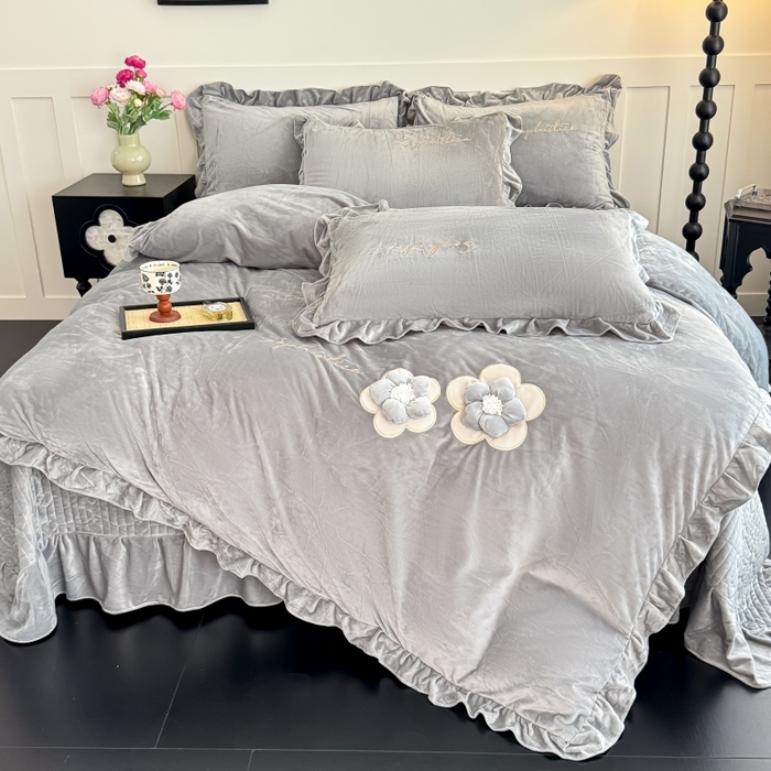 91家纺网 家纺一手货源 找家纺 恋尚羽家纺 2025新款韩版花边婴儿绒大床盖四件套宝宝绒婴肤绒公主风韩式盘花四件套 灰色