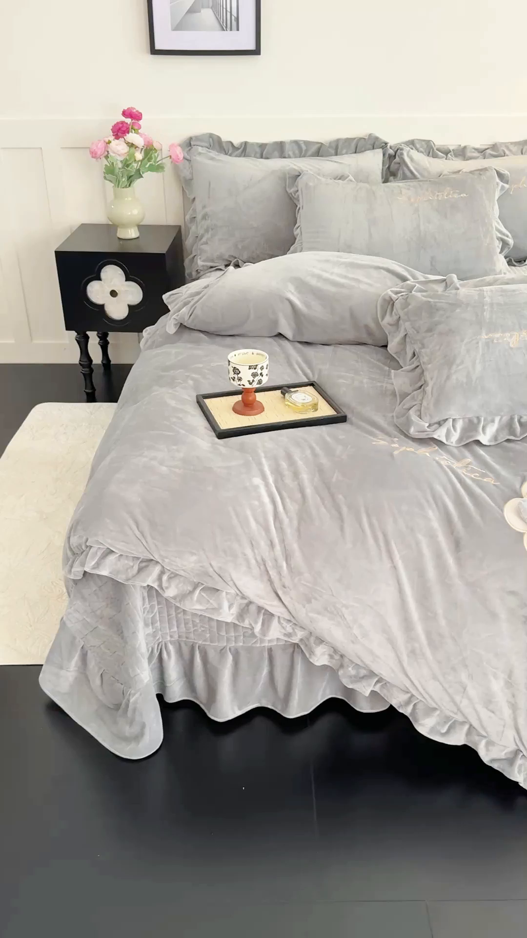 91家纺网 家纺一手货源 找家纺 恋尚羽家纺 2025新款韩版花边婴儿绒大床盖四件套宝宝绒婴肤绒公主风韩式盘花四件套 灰色