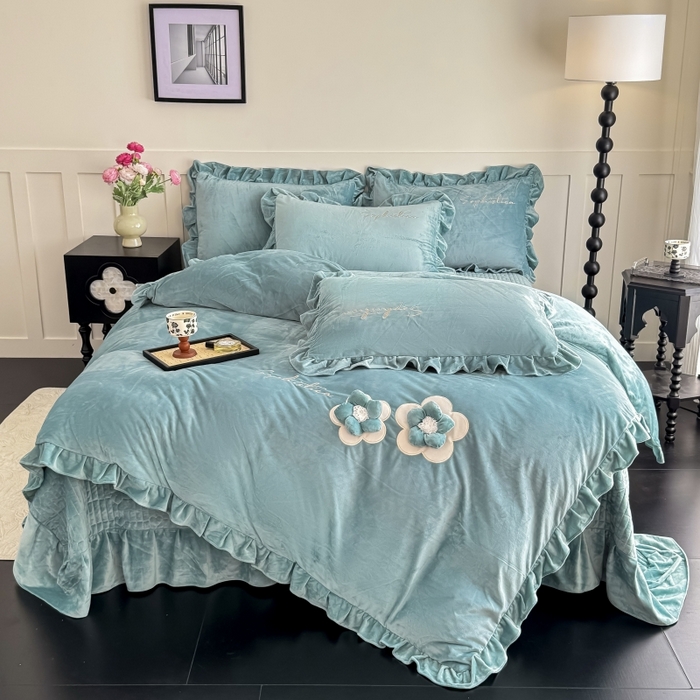 91家纺网 家纺一手货源 找家纺 恋尚羽家纺 2025新款韩版花边婴儿绒大床盖四件套宝宝绒婴肤绒公主风韩式盘花四件套 墨绿