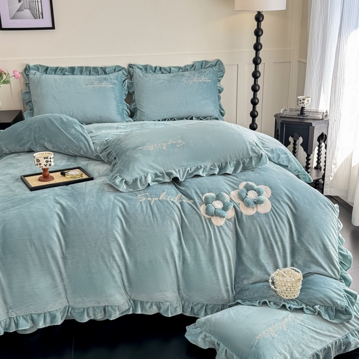 91家纺网 家纺一手货源 找家纺 恋尚羽家纺 2025新款韩版花边婴儿绒大床盖四件套宝宝绒婴肤绒公主风韩式盘花四件套 墨绿