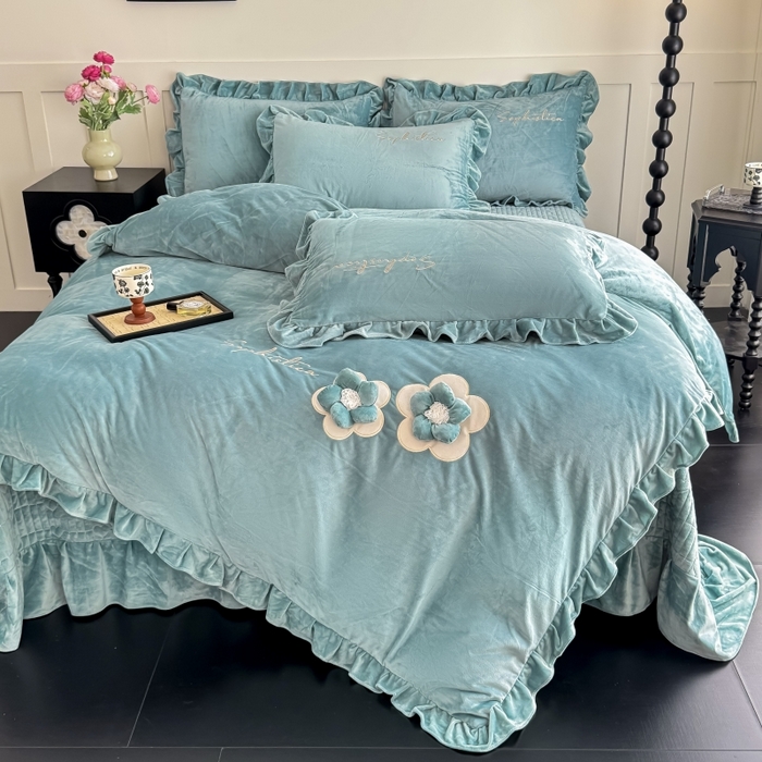 91家纺网 家纺一手货源 找家纺 恋尚羽家纺 2025新款韩版花边婴儿绒大床盖四件套宝宝绒婴肤绒公主风韩式盘花四件套 墨绿