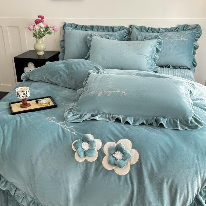 91家纺网 家纺一手货源 找家纺 恋尚羽家纺 2025新款韩版花边婴儿绒大床盖四件套宝宝绒婴肤绒公主风韩式盘花四件套 墨绿