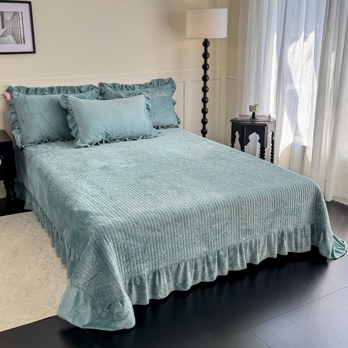 91家纺网 家纺一手货源 找家纺 恋尚羽家纺 2025新款韩版花边婴儿绒大床盖四件套宝宝绒婴肤绒公主风韩式盘花四件套 墨绿