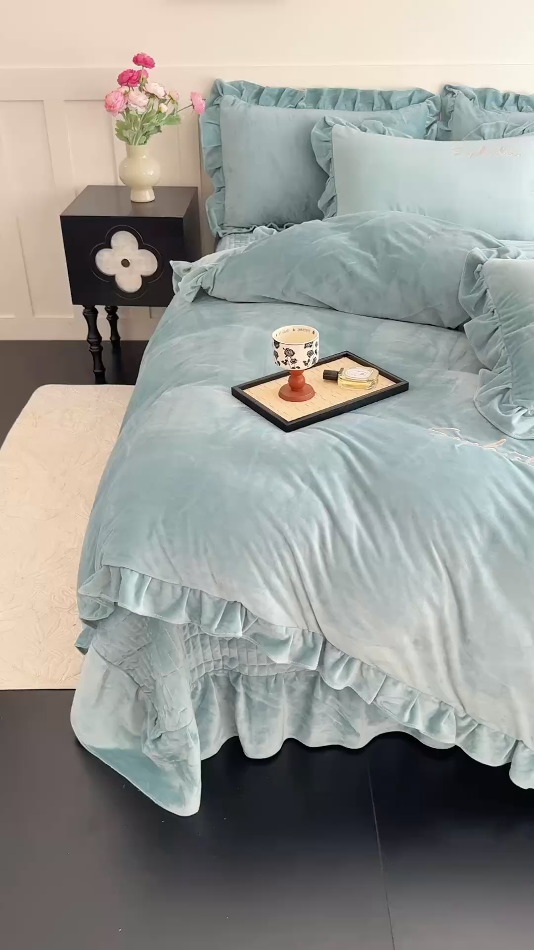 91家纺网 家纺一手货源 找家纺 恋尚羽家纺 2025新款韩版花边婴儿绒大床盖四件套宝宝绒婴肤绒公主风韩式盘花四件套 墨绿