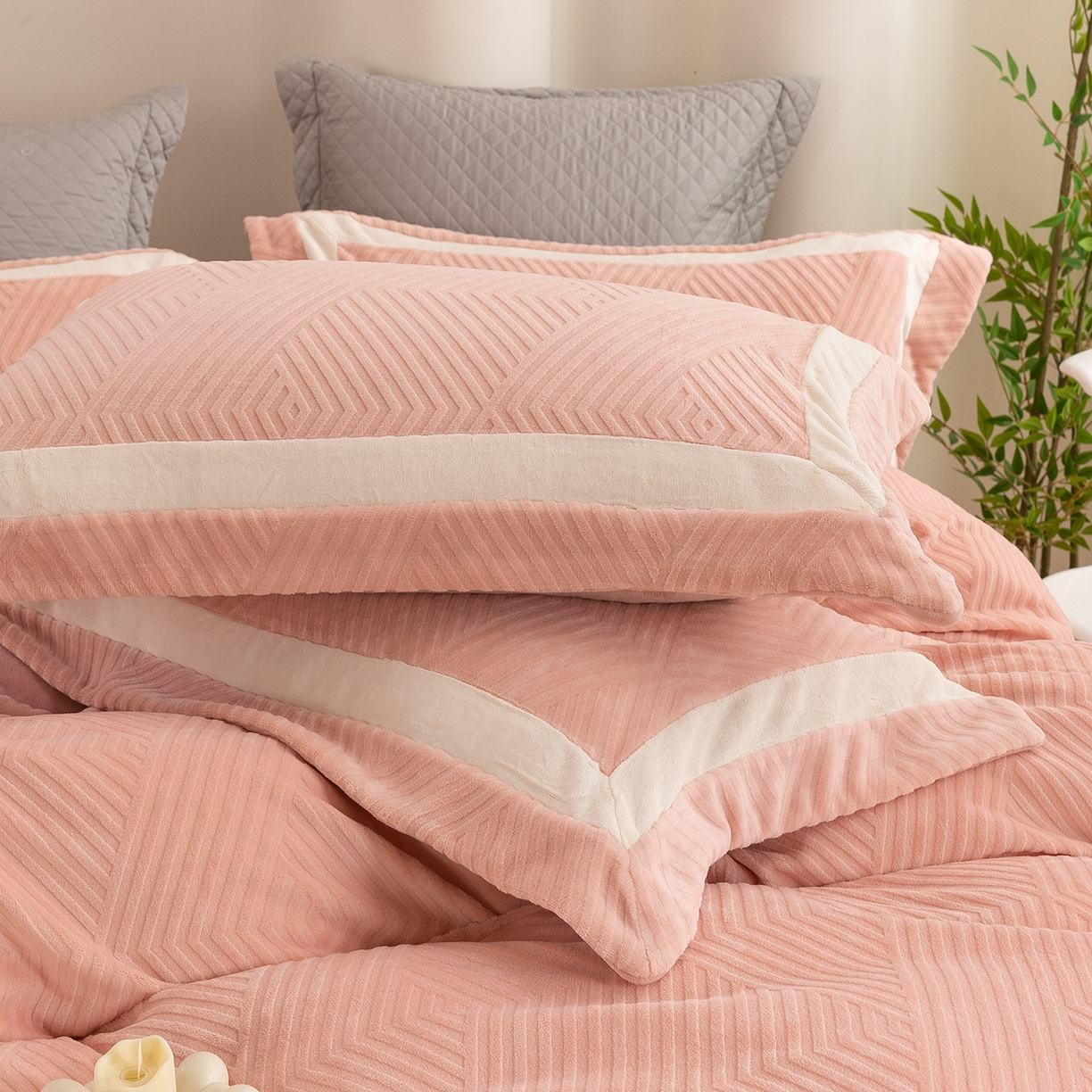 91家纺网 家纺一手货源 找家纺 （总）尚品凤凰 2025新款牛奶绒双拼角雕花宽边款四件套--西西里系列