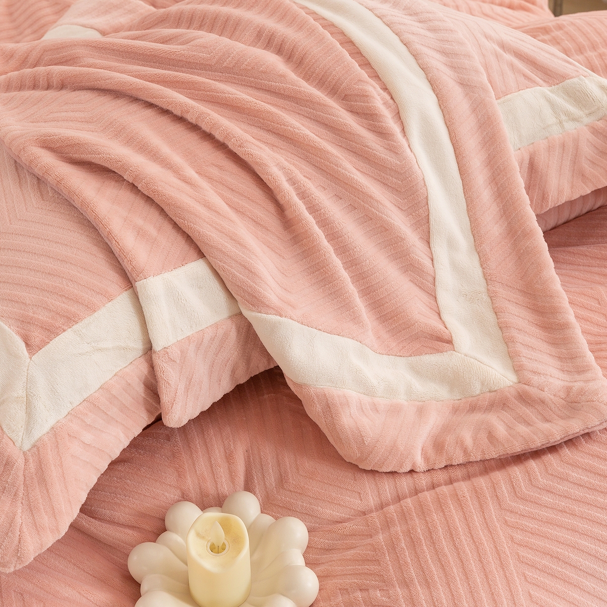 91家纺网 家纺一手货源 找家纺 尚品凤凰 2025新款牛奶绒双拼角雕花宽边款四件套--西西里系列 西西里-粉色