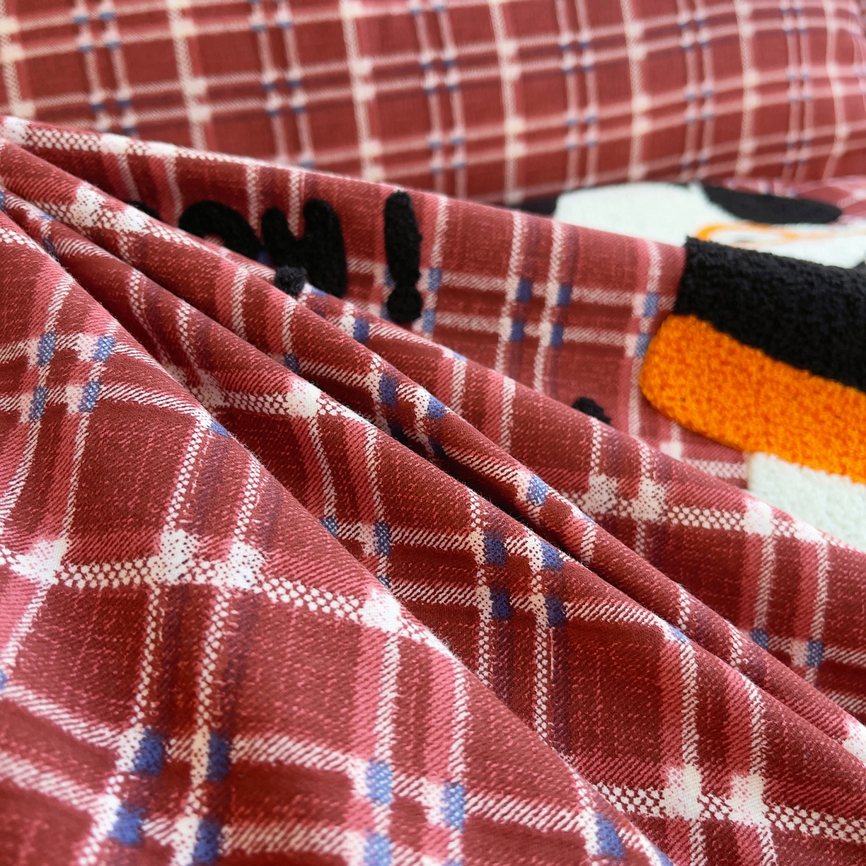 91家纺网 家纺一手货源 找家纺 炫拼家纺 2025新款全棉磨毛卡通贴布绣加厚毛巾绣纯棉四件套-曲奇系列 曲奇-苹果狗