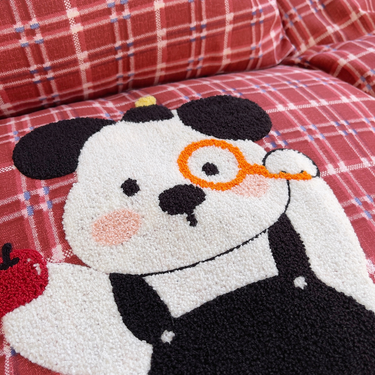 91家纺网 家纺一手货源 找家纺 炫拼家纺 2025新款全棉磨毛卡通贴布绣加厚毛巾绣纯棉四件套-曲奇系列 曲奇-苹果狗