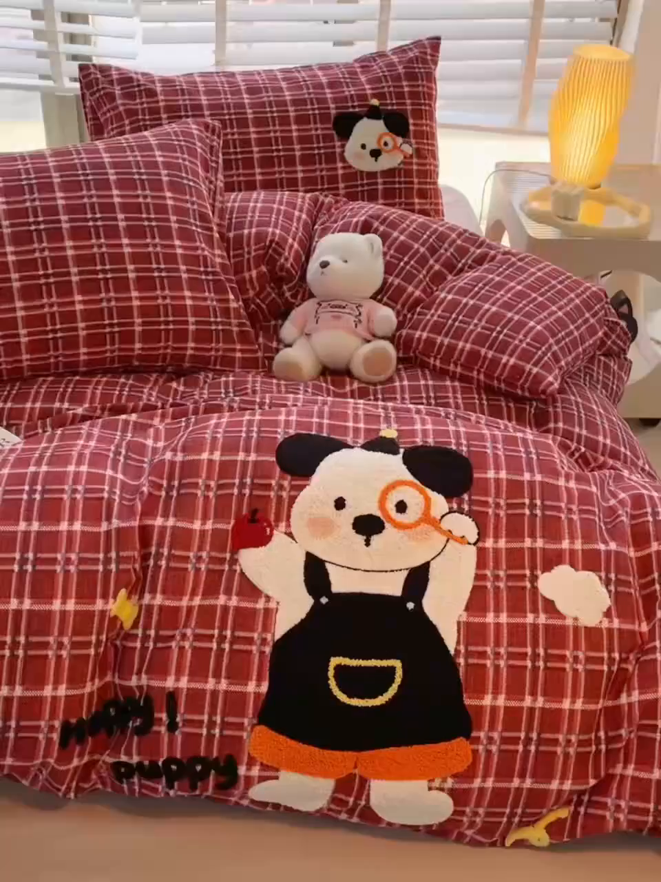 91家纺网 家纺一手货源 找家纺 炫拼家纺 2025新款全棉磨毛卡通贴布绣加厚毛巾绣纯棉四件套-曲奇系列 曲奇-苹果狗