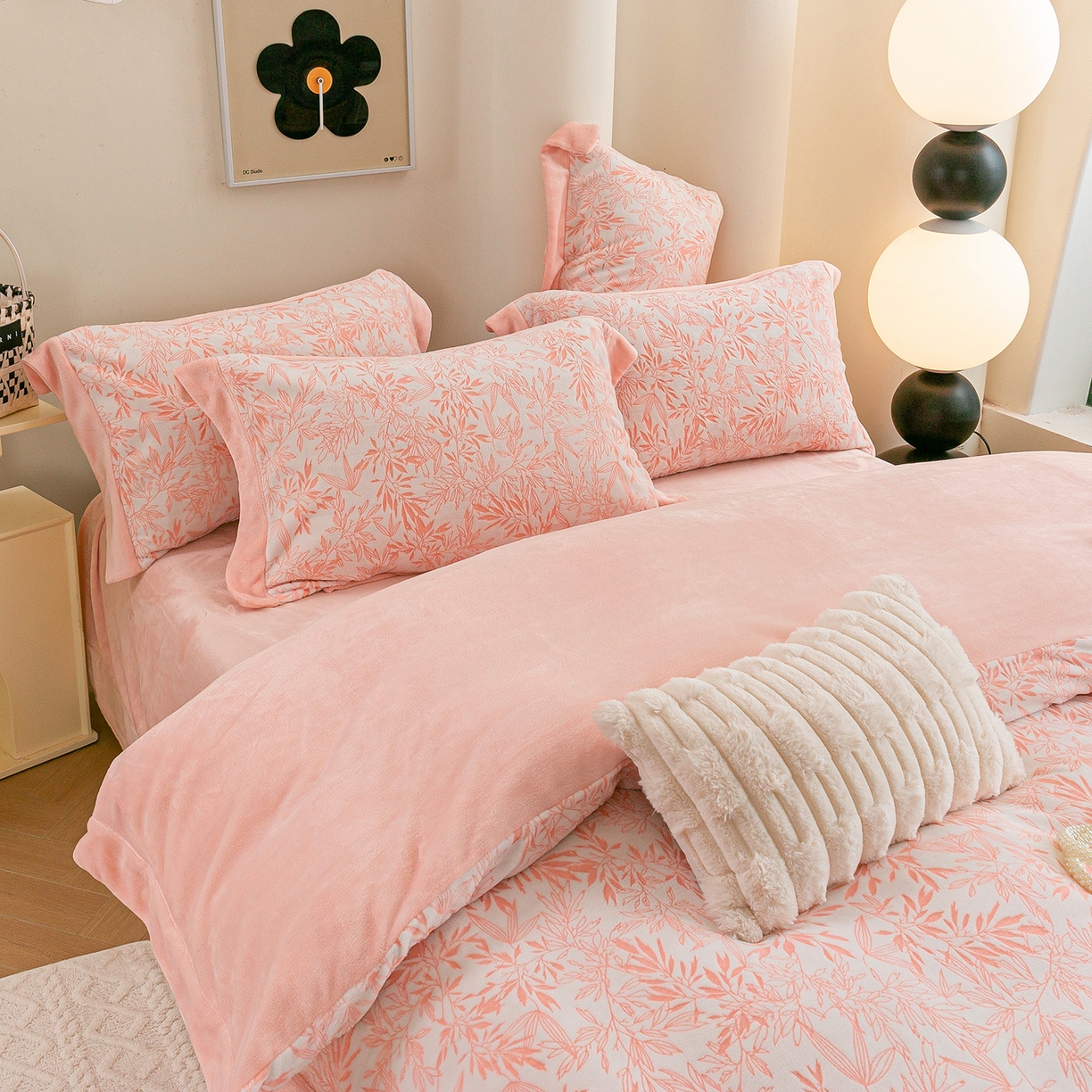 91家纺网 家纺一手货源 找家纺 （总）尚品凤凰 2025新款230克牛奶绒单拼角雕花宽边款四件套--倩影系列