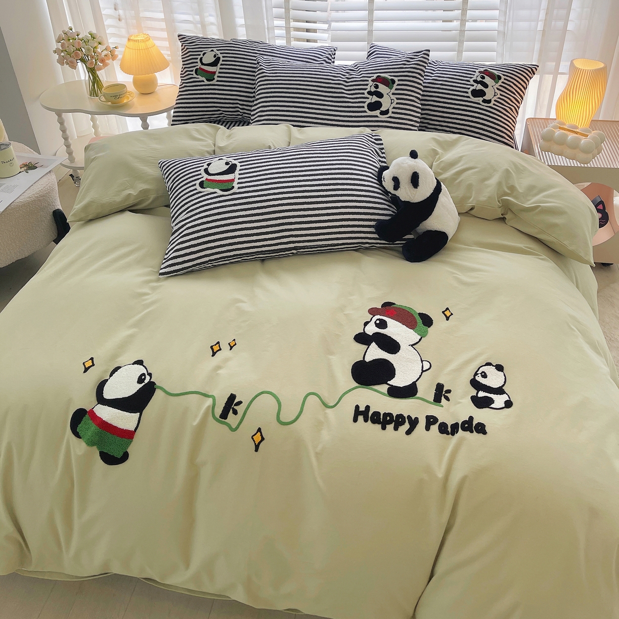 91家纺网 家纺一手货源 找家纺 炫拼家纺 2025新款全棉磨毛卡通贴布绣加厚毛巾绣纯棉四件套-曲奇系列 曲奇-红军熊猫