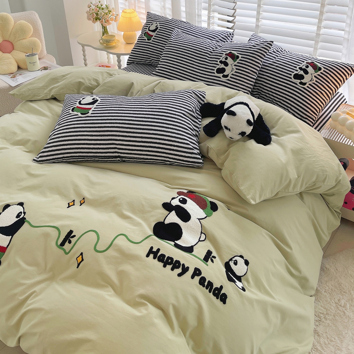 91家纺网 家纺一手货源 找家纺 炫拼家纺 2025新款全棉磨毛卡通贴布绣加厚毛巾绣纯棉四件套-曲奇系列 曲奇-红军熊猫